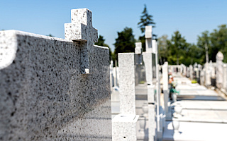 Nieznani sprawcy wyrwali krzyże z nagrobków na oleckim cmentarzu